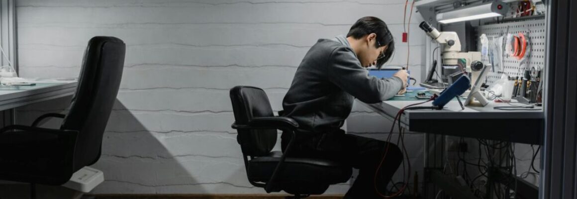 Choosing Between DIY and Professional Phone Repairs: A Comprehensive Guide